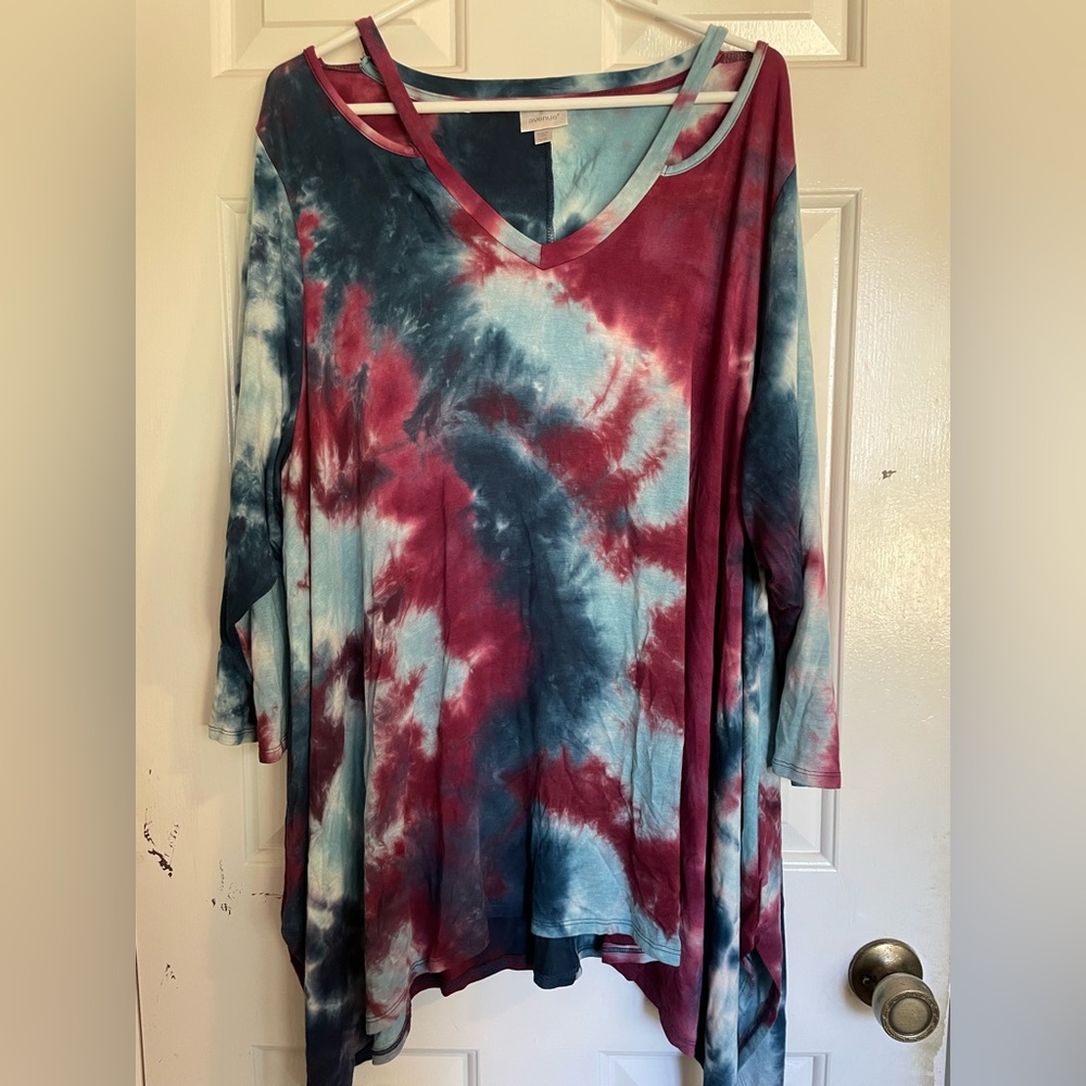 Burgundy blue and white tie dye look shirt